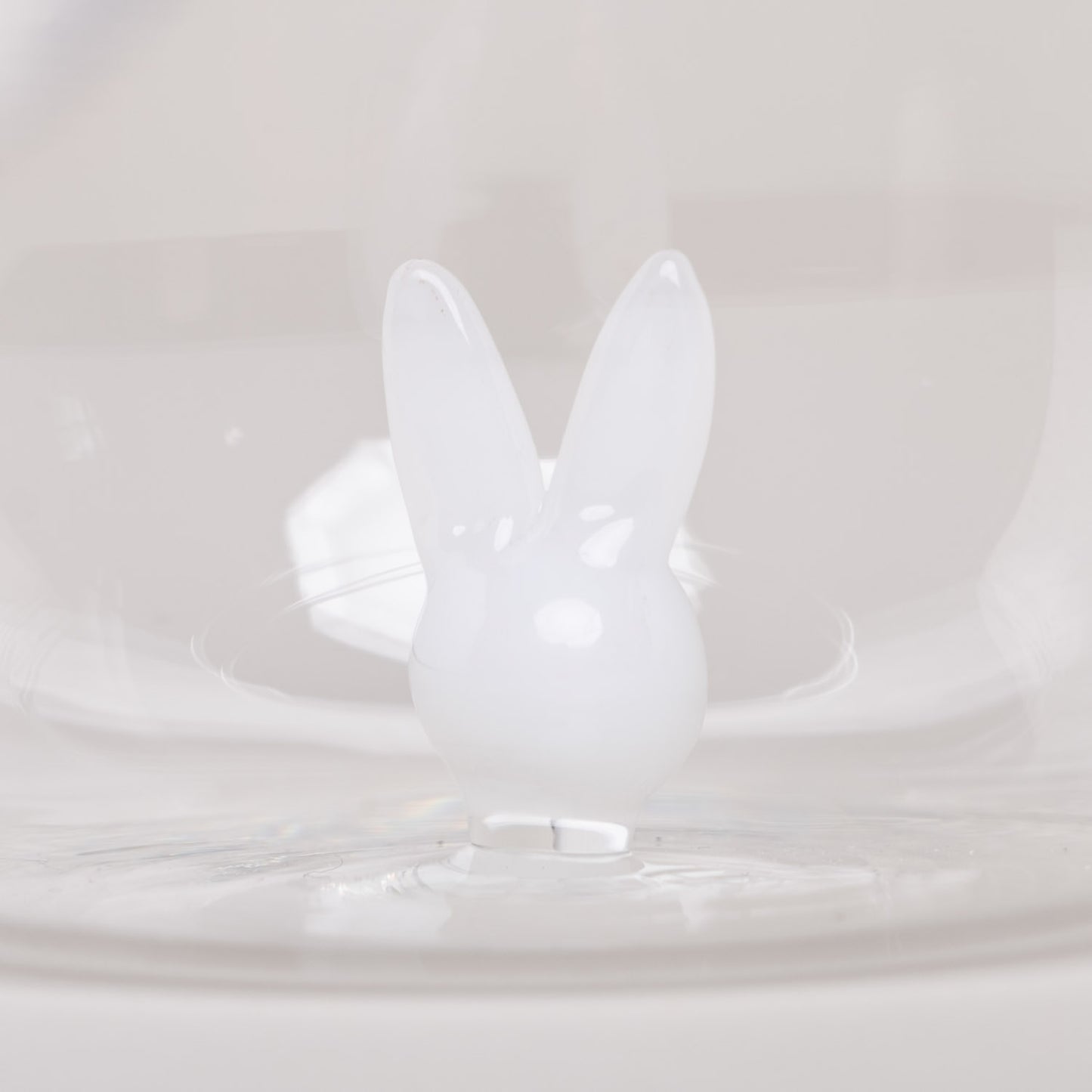 Figurglas Hase mit weißer Hasenfigur im Glasboden, detailreich und transparent