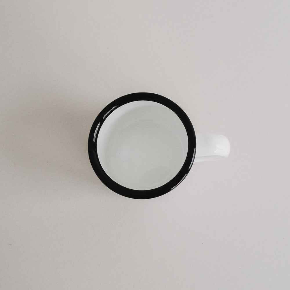 Emaille Espressotasse Herz von oben fotografiert – schlichtes, robustes Design mit schwarzem Rand.