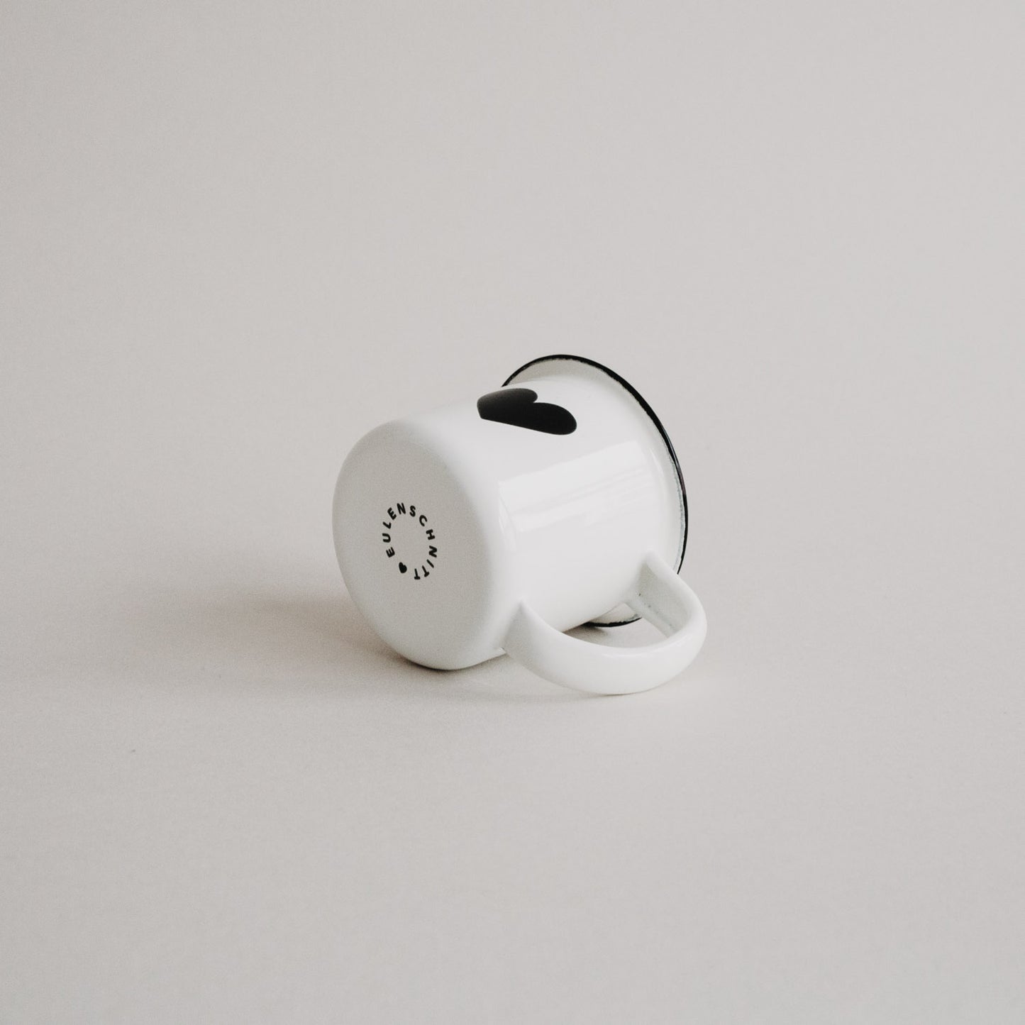 Emaille Espressotasse Herz seitlich liegend, mit Eulenschnitt Logo – charmantes Detail in Schwarz-Weiß.