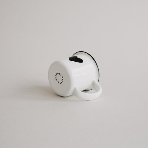 Emaille Espressotasse Herz seitlich liegend, mit Eulenschnitt Logo – charmantes Detail in Schwarz-Weiß.