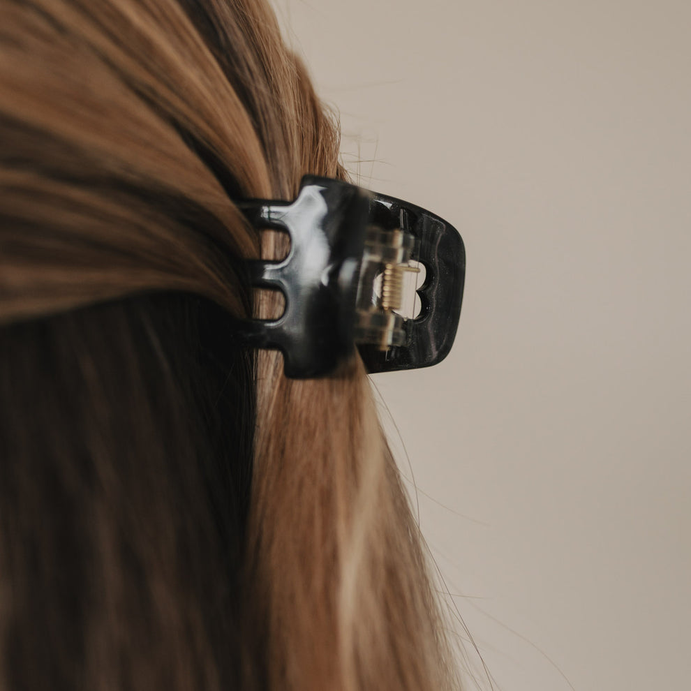 Detailaufnahme der Haarspange klein Herz Night im dunklen Haar