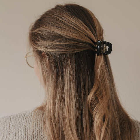 Hinteransicht einer halboffenen Frisur mit der Haarspange Herz Night