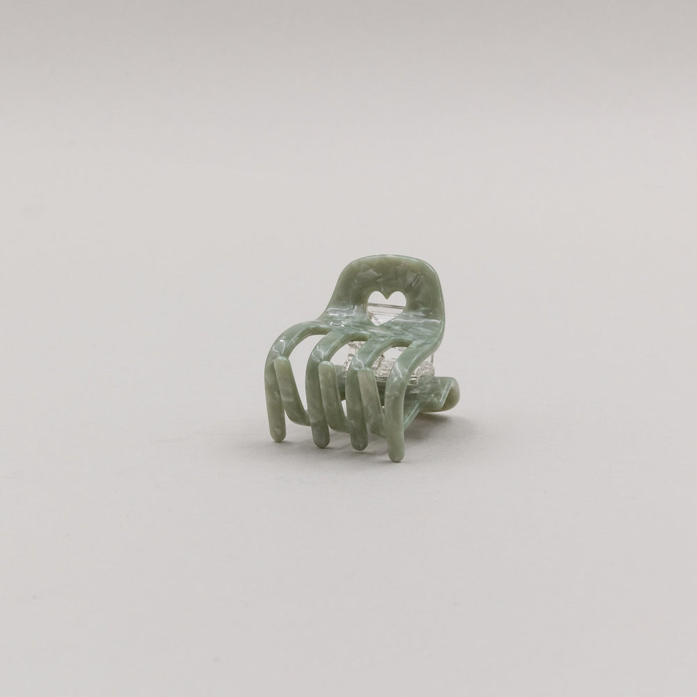 Kleine Haarklammer in Jadeoptik mit Herzdetail, dekorativ und funktional – ideal für feines bis mitteldickes Haar.