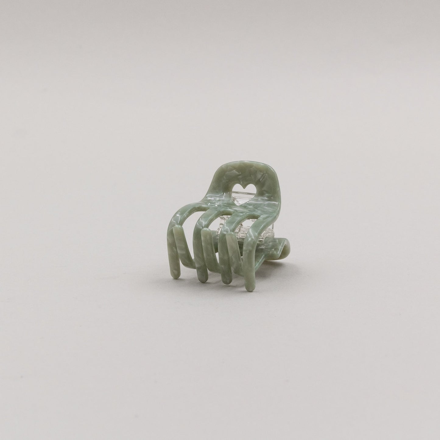 Kleine Haarklammer in Jadeoptik mit Herzdetail, dekorativ und funktional – ideal für feines bis mitteldickes Haar.