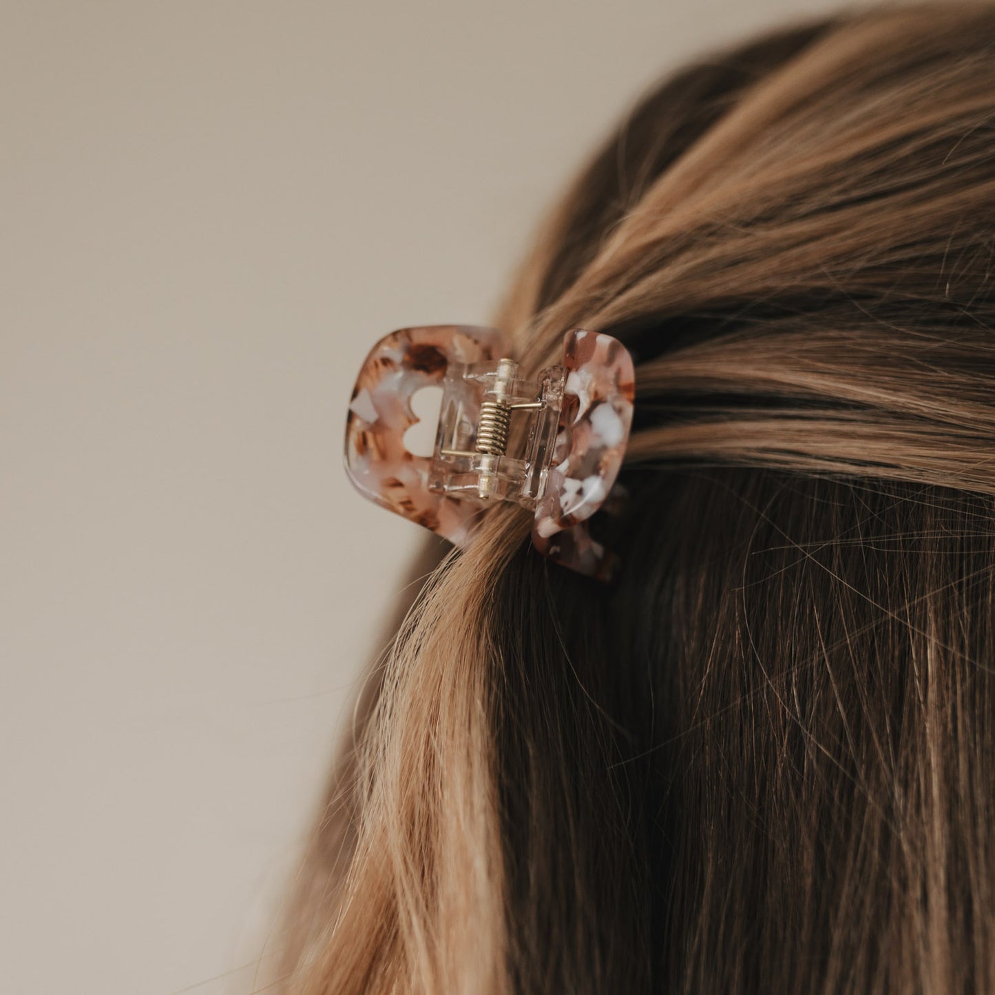 Haarspange Herz Almond fixiert halben Zopf und setzt einen femininen Akzent im Haar