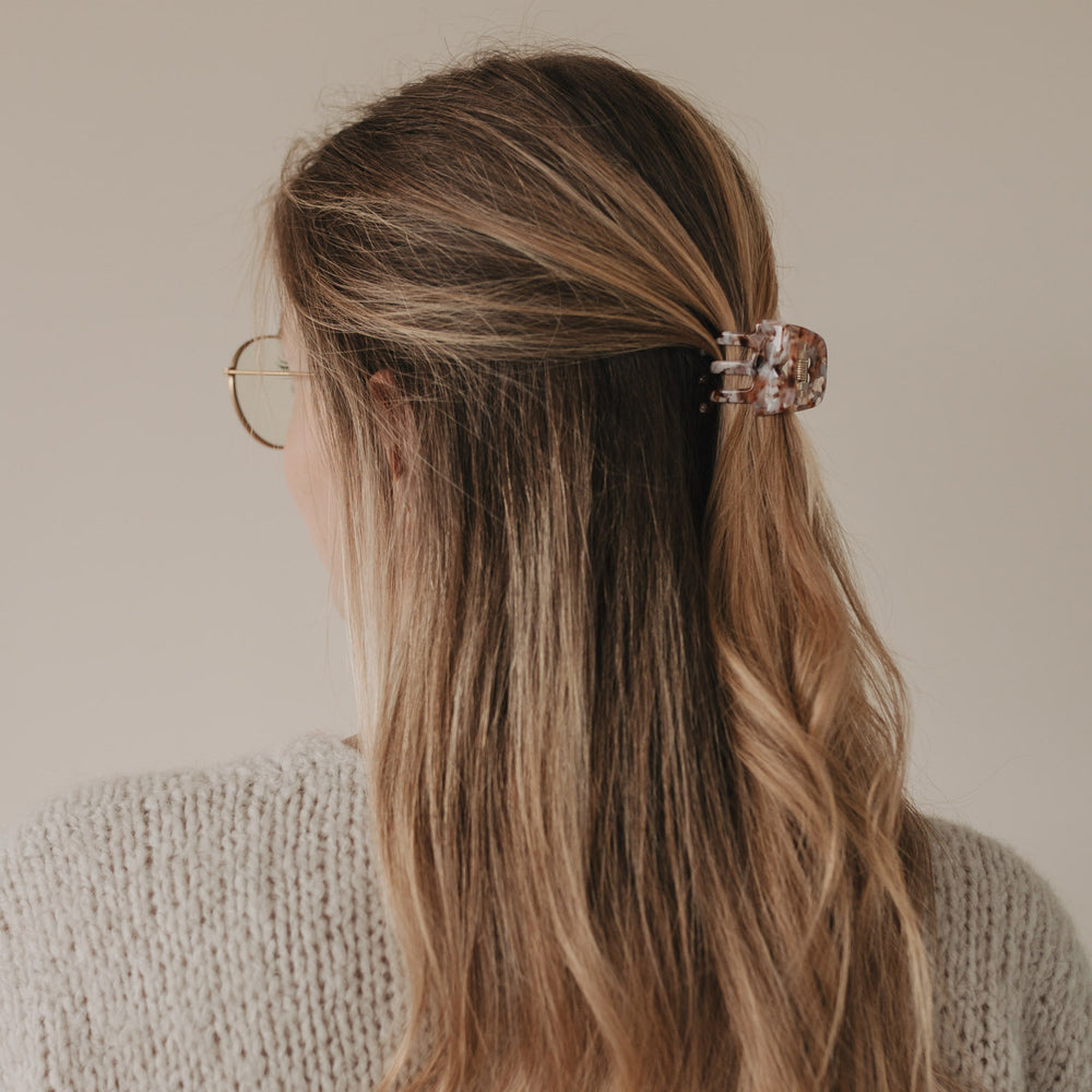 Seitlicher Blick auf Frisur mit Herz Almond Haarspange, die einen sanften, romantischen Look verleiht