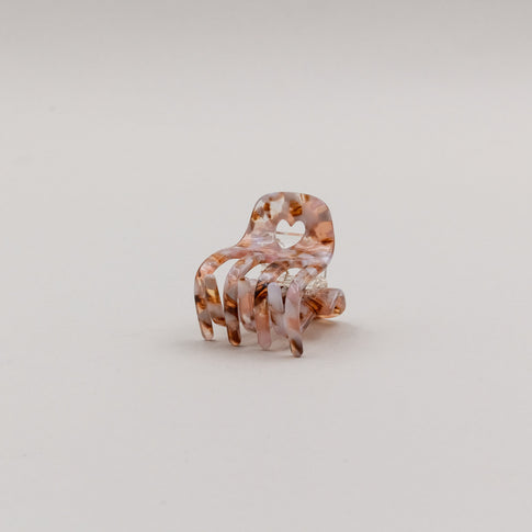 Kleine Haarspange Herz Almond in zartem Marmorlook mit Herzdetail, freigestellt vor neutralem Hintergrund