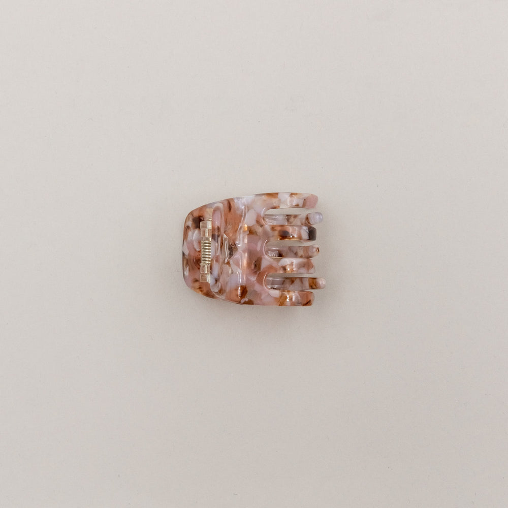 Marmorierte Haarspange Herz Almond von oben, zeigt sanfte Mandel- und Rosétöne