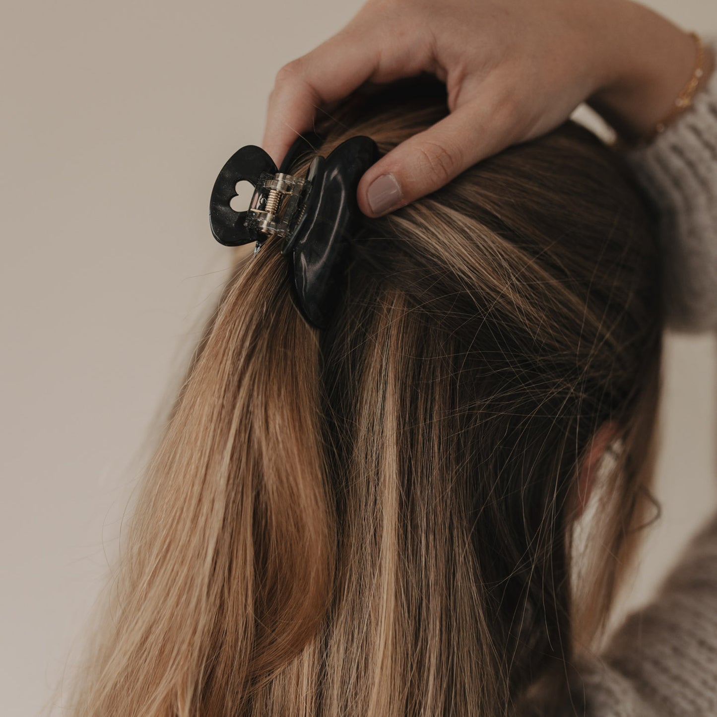 Große Haarspange Herz night hält halboffenes Haar stilvoll fest