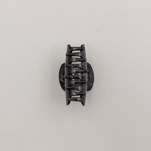 Haarspange "Night" in Draufsicht, zeigt Herz-Detail am Griff und leicht schimmernde Oberfläche.