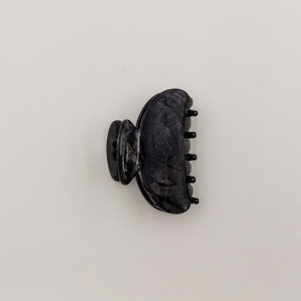 Haarspange "Night" von unten fotografiert, mit Herz-Detail im Griff und glänzender Struktur.