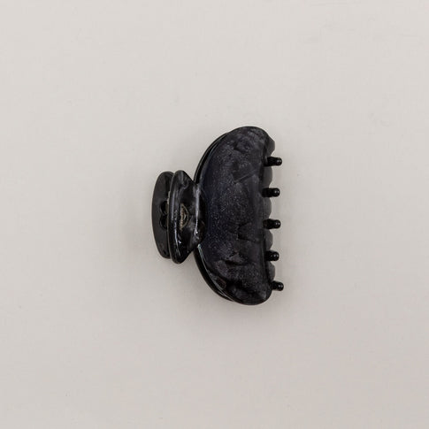 Haarspange "Night" von unten fotografiert, mit Herz-Detail im Griff und glänzender Struktur.