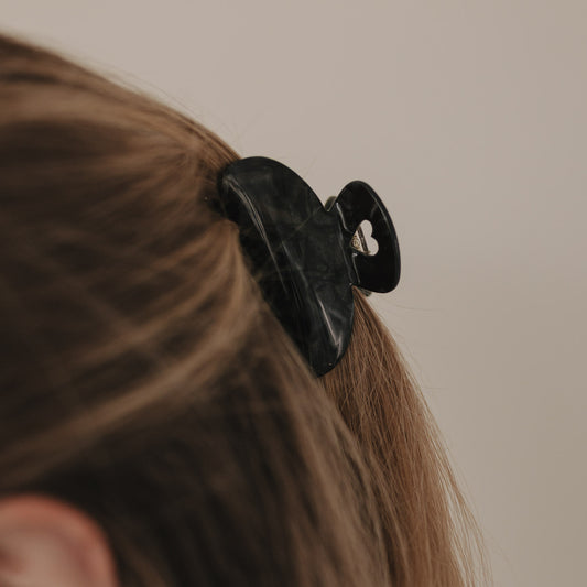 Detailansicht der großen Haarspange Herz night mit ausgestanztem Herz