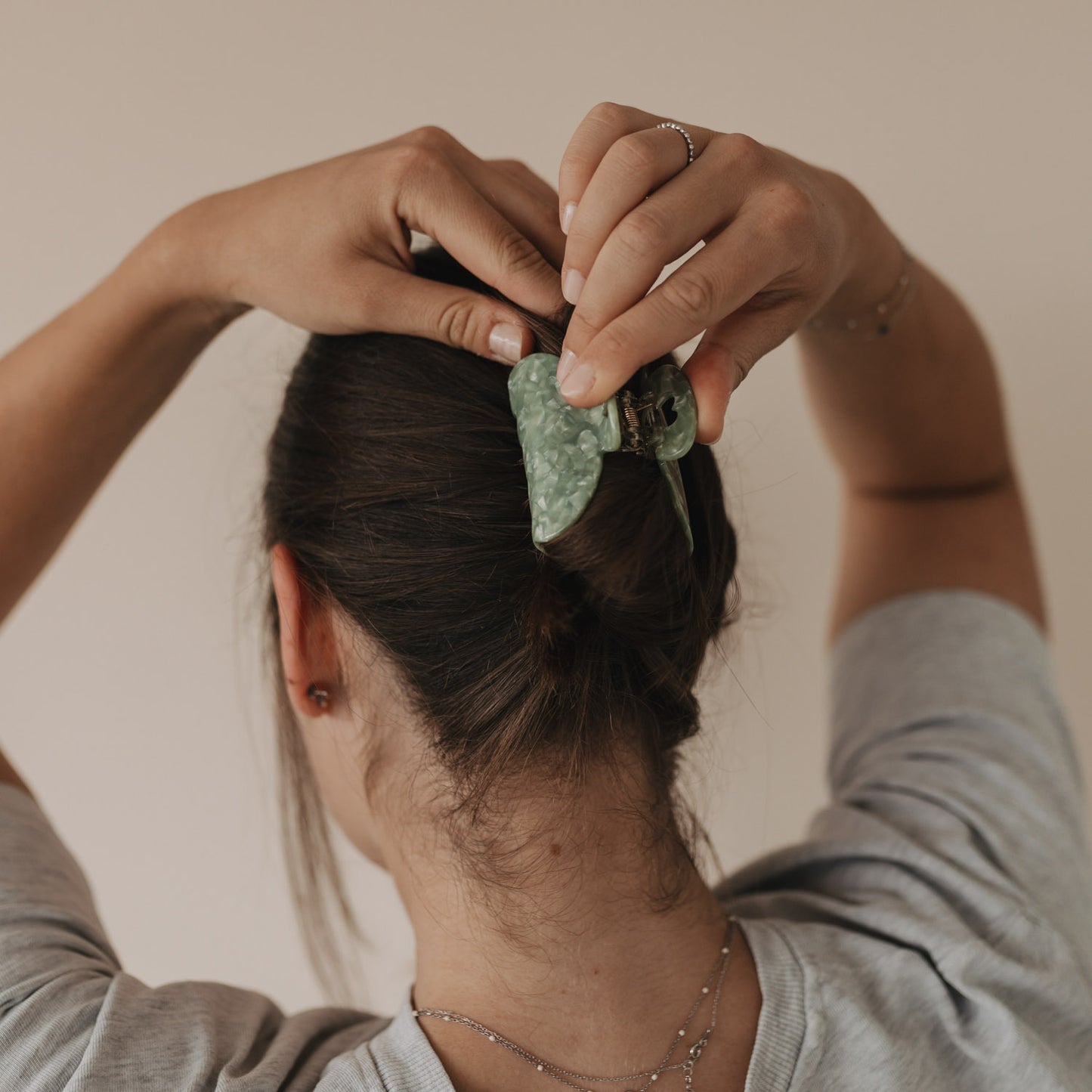 Große Haarspange Herz jade im Haar, von hinten gehalten – stilvoller Halt für Hochsteckfrisuren