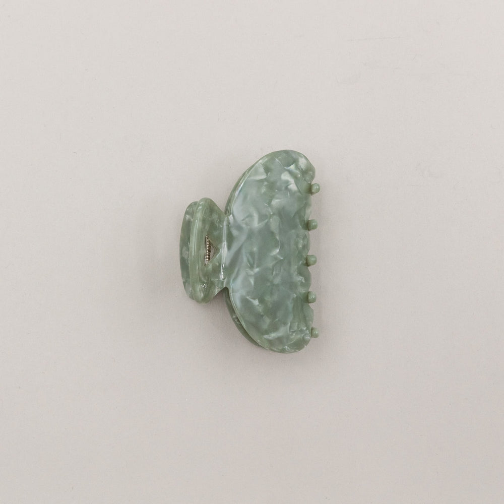 Rückansicht der Haarspange Jade in Muscheloptik, mit glänzender Oberfläche und zartem Herzdetail