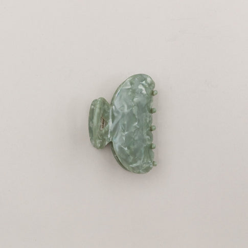Rückansicht der Haarspange Jade in Muscheloptik, mit glänzender Oberfläche und zartem Herzdetail