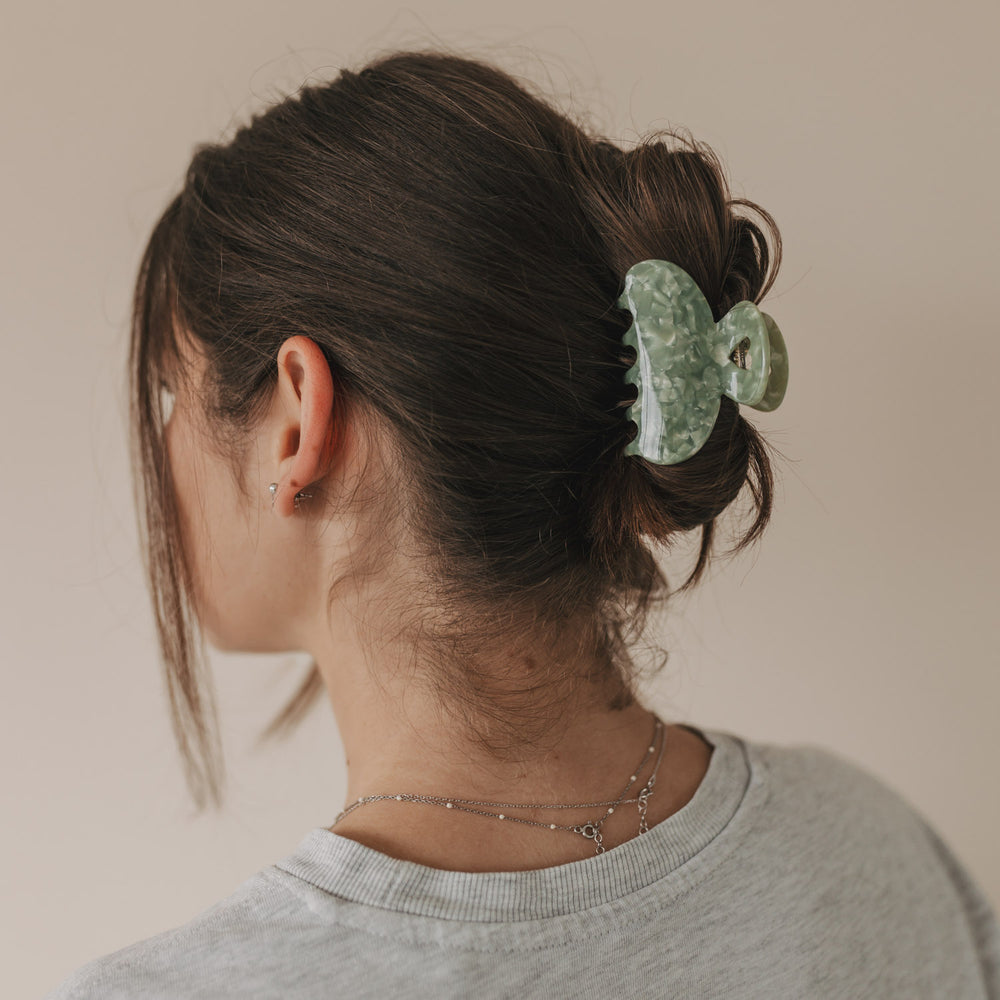 Große Haarspange Herz jade im Dutt getragen, seitliche Ansicht der Frisur