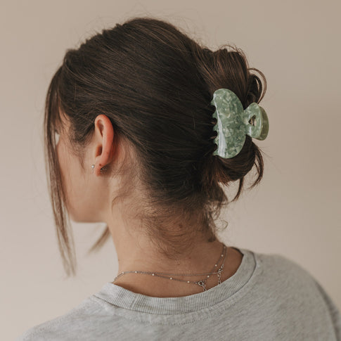 Große Haarspange Herz jade im Dutt getragen, seitliche Ansicht der Frisur