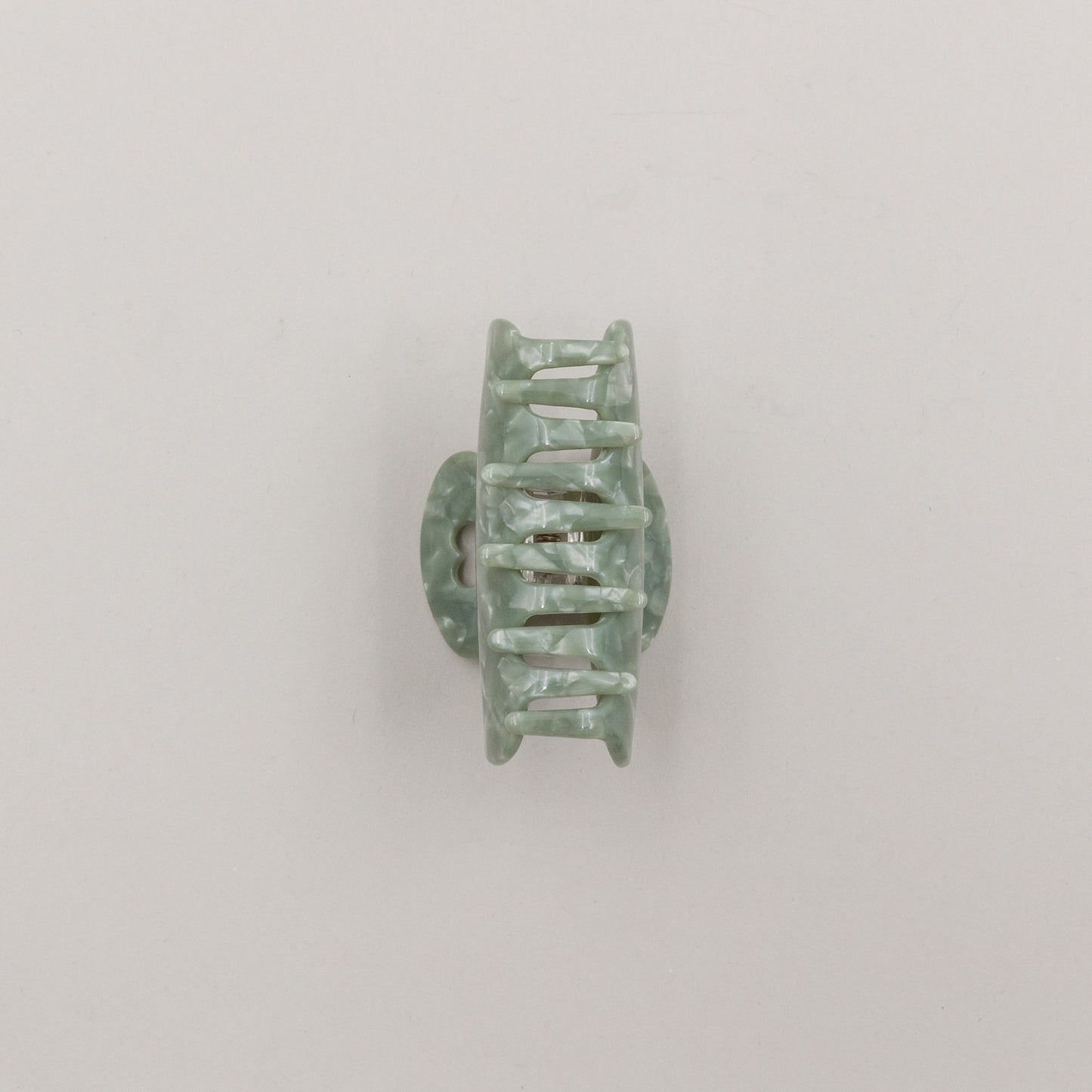 Große grüne Haarspange Jade mit Herzdetail in Draufsicht – klarer Blick auf geschwungene Form und Zähne