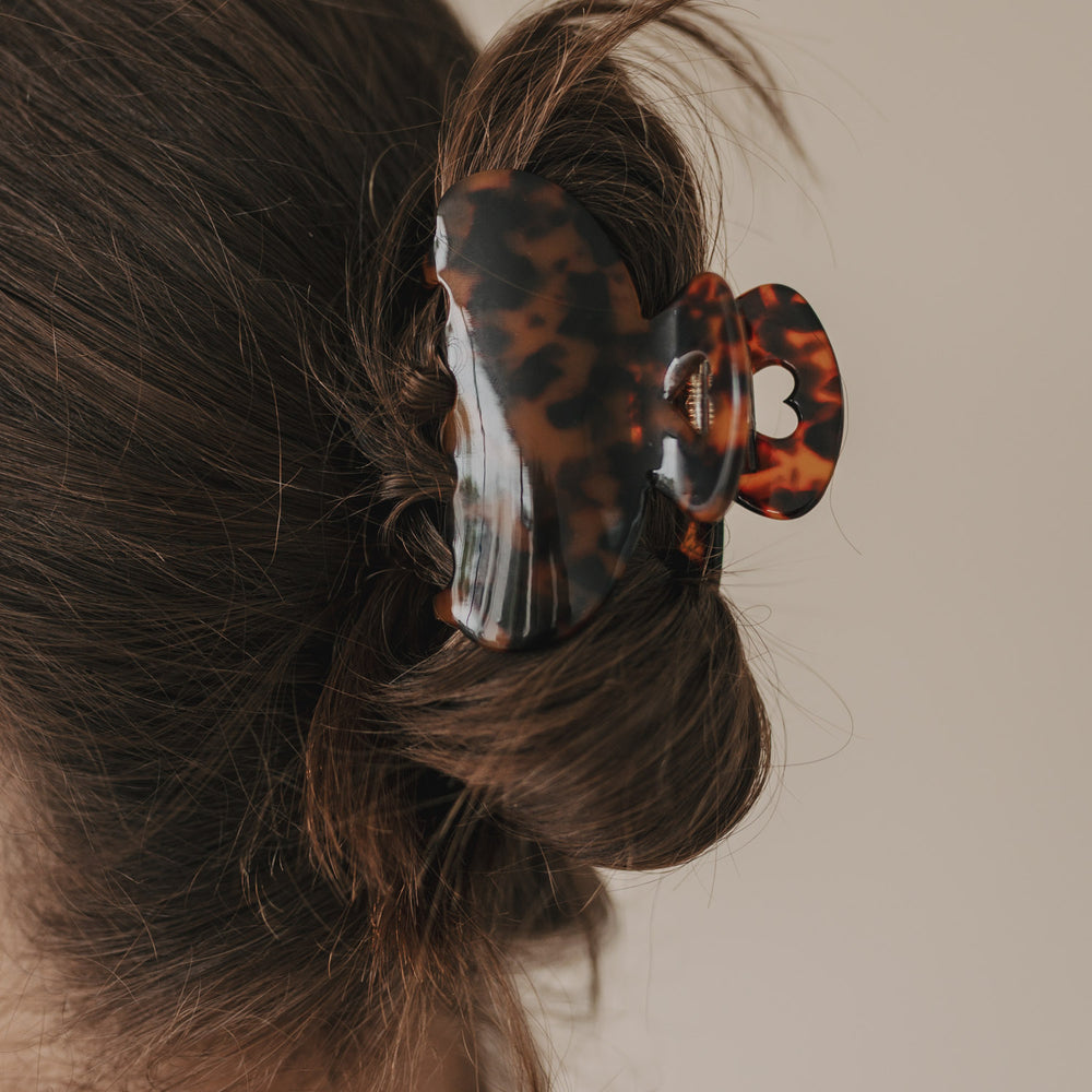 Haarspange Herz Amber fixiert lässigen Dutt im Haar