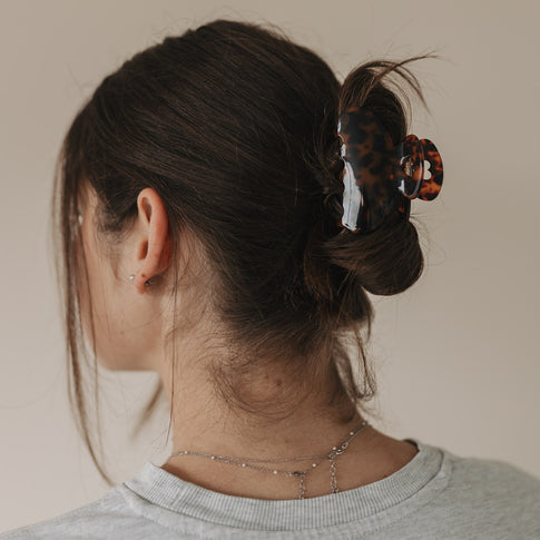 Seitenansicht der großen Haarspange Herz Amber im Haar