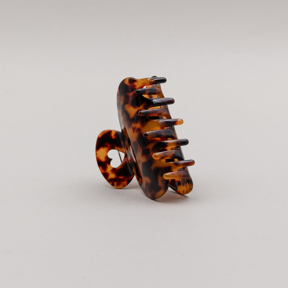 Seitenansicht der Haarspange Herz Amber mit Herzdetail