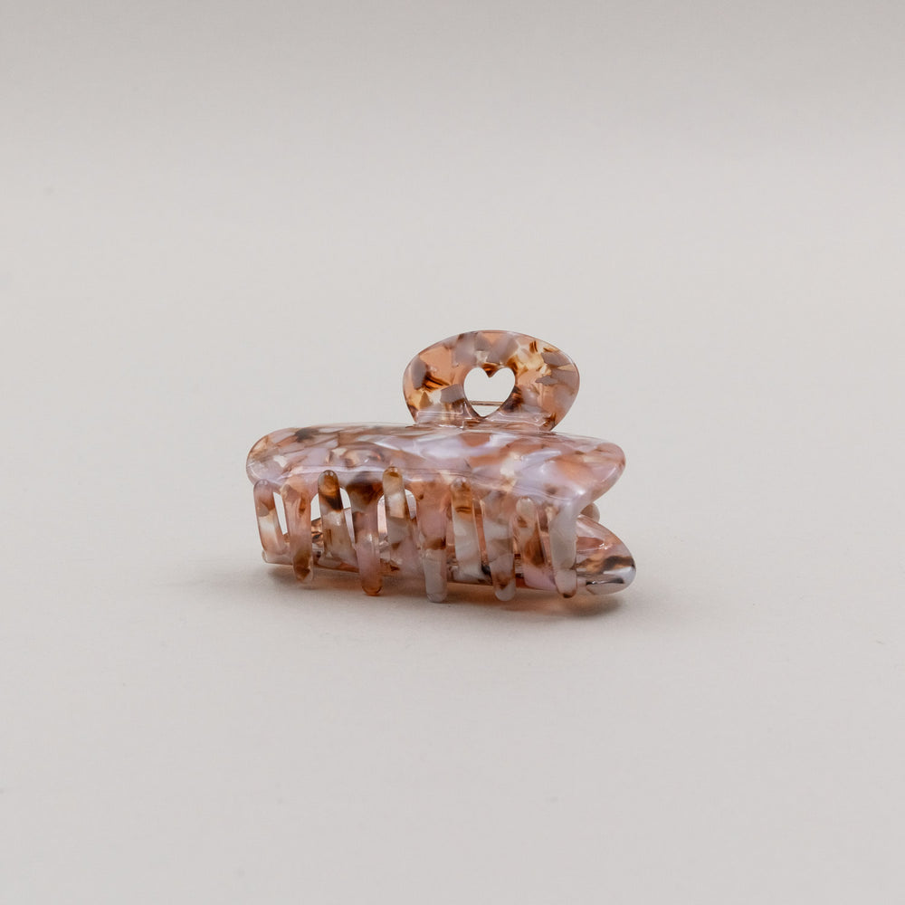 Große Haarspange Herz Almond liegend, zeigt ausgestanztes Herz und marmorierte Struktur.