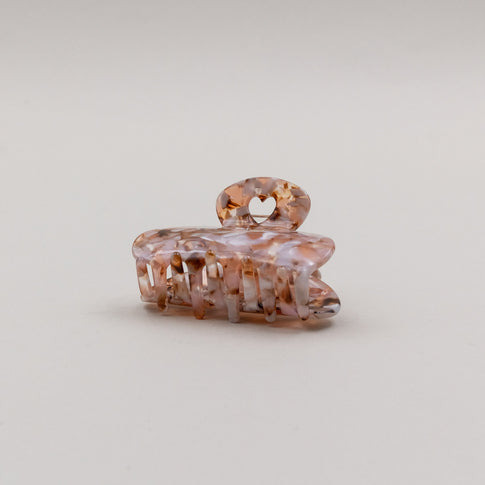 Große Haarspange Herz Almond liegend, zeigt ausgestanztes Herz und marmorierte Struktur.