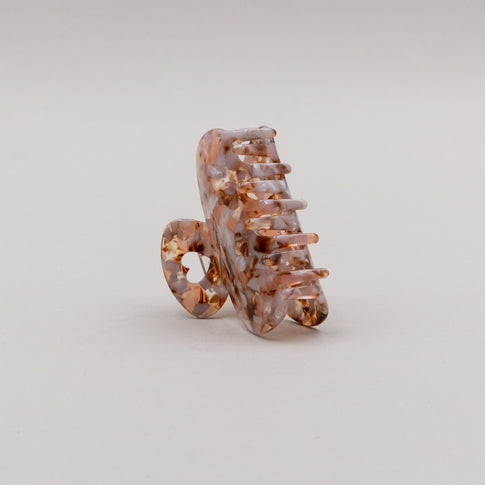 Seitliche Ansicht der Haarspange Herz Almond – zeigt geschwungene Form und Herz-Aussparung.