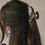 Detailaufnahme der Haarspange Maxi Herz Leo im Haar, mit ausgestanztem Herz.