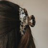 Nahaufnahme der Haarspange Maxi Herz Leo im Haar, marmoriertes Muster und Herzform.