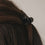 Detail kleine Haarspange Herzform schwarz im braunen Haar