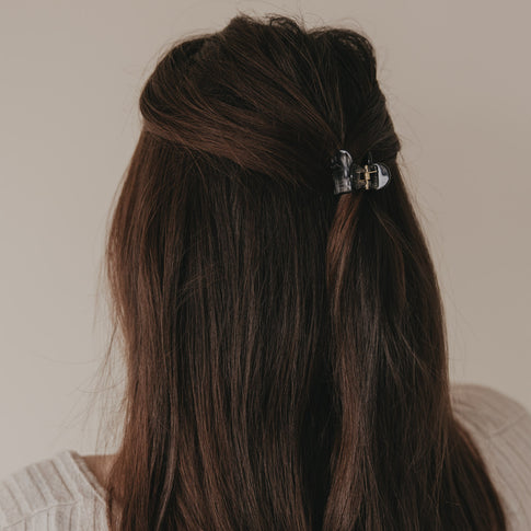 Seitliche Ansicht Haarspange Herzform klein schwarz im Haar getragen