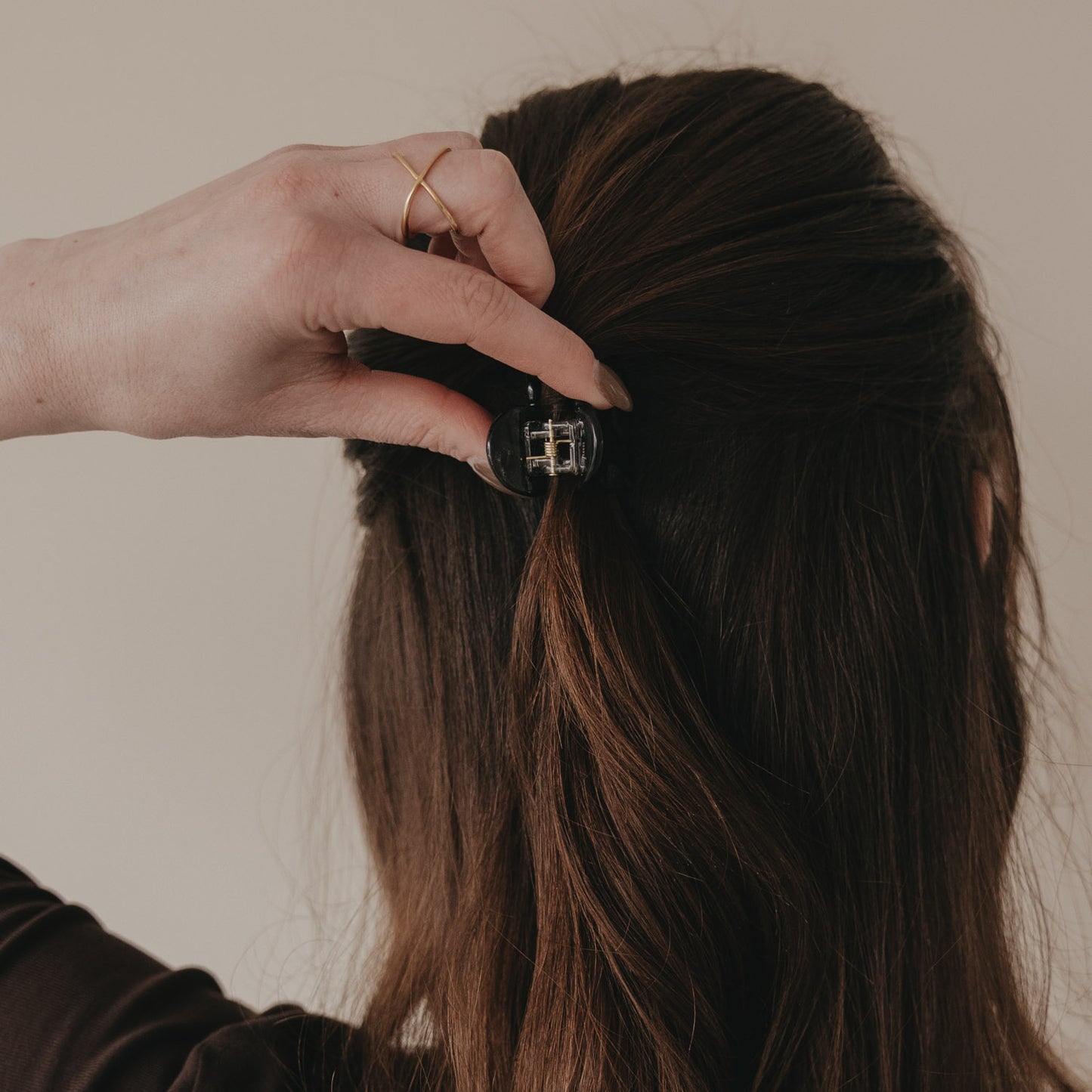 Rückseite große Haarspange Herzform schwarz mit Clipmechanik im Haar