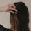 Rückseite große Haarspange Herzform schwarz mit Clipmechanik im Haar