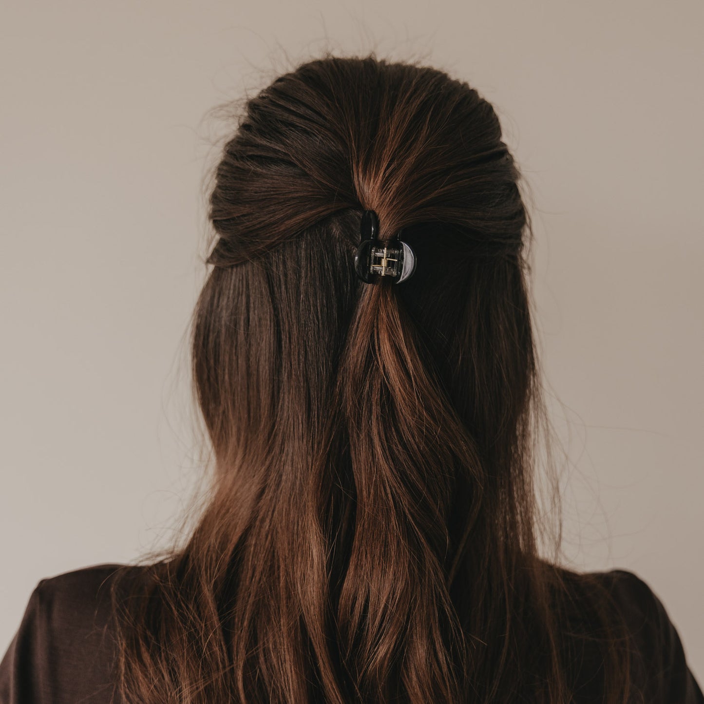 Rückansicht große Haarspange in Herzform schwarz im halboffenen Haar