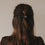Rückansicht große Haarspange in Herzform schwarz im halboffenen Haar