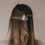 Rückansicht halboffene Frisur mit großer Haarspange Herzform Pearl