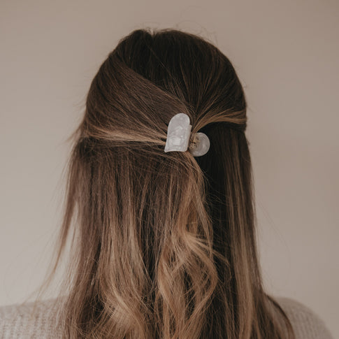Rückansicht halboffene Frisur mit großer Haarspange Herzform Pearl