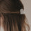 Detail große Haarspange Herzform Pearl im braunen Haar