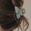 Große Haarspange in Mint mit Herzdetail im hochgesteckten braunen Haar