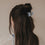 Kleine Haarspange in Blau mit Herzdetail in halboffener Frisur
