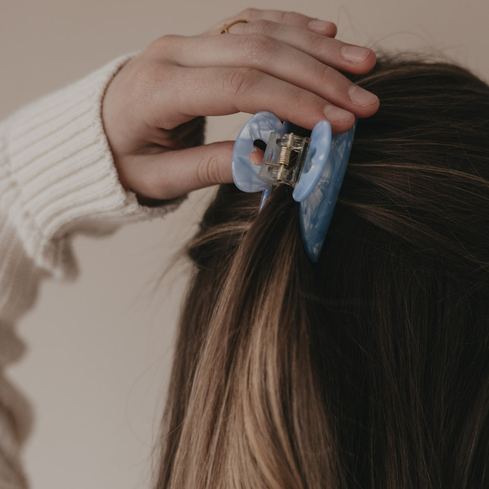 Detail große Haarspange Blau mit Herzöffnung im Haar