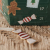 Bonbon-Baumanhänger aus Metall vor dem Eulenschnitt Adventskalender