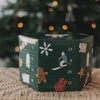 Grüner Eulenschnitt Adventskalender mit 24 Baumanhängern aus Metall vor einem Weihnachtsbaum