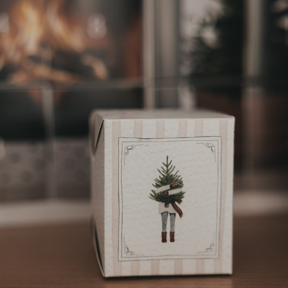 Adventskalender-Türchen mit weihnachtlicher Illustration eines Tannenbaums
