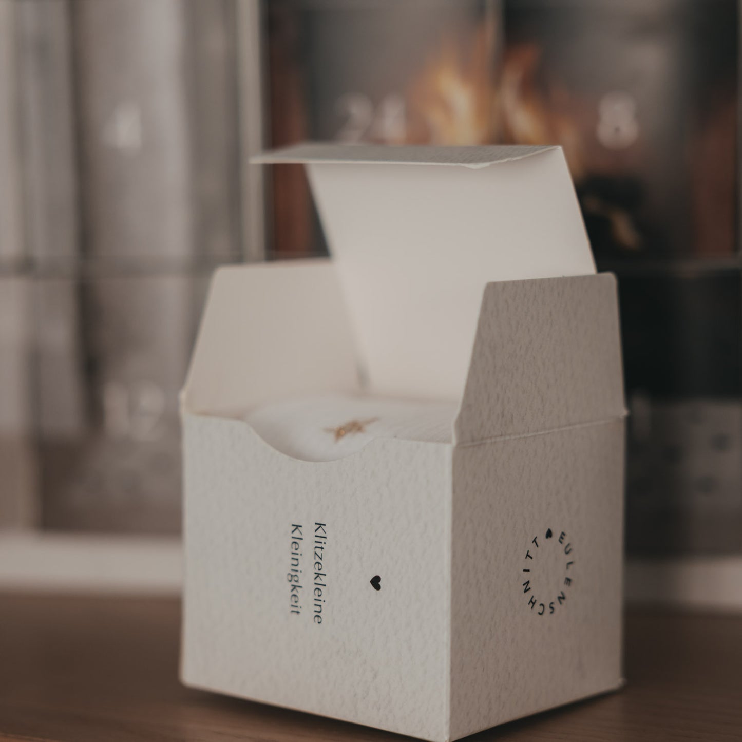 Geöffnetes Türchen des Socken Adventskalenders mit liebevoll gestalteter Verpackung