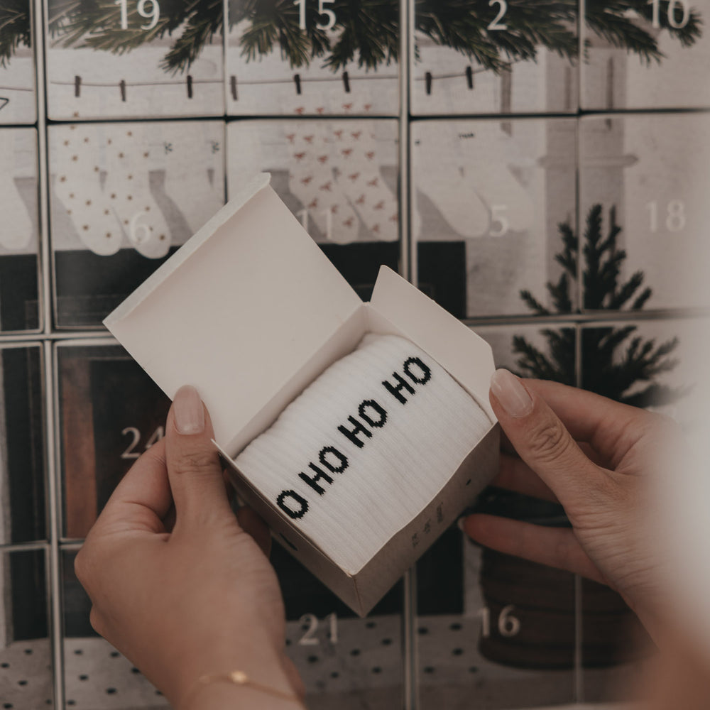 Weiße Eulenschnitt Socken mit Ho Ho Ho Schriftzug im Adventskalender-Türchen