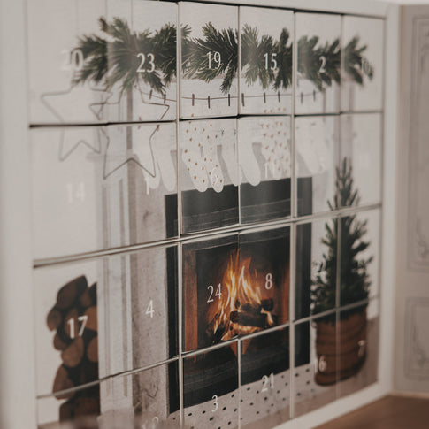 Geöffneter Eulenschnitt Socken Adventskalender mit 24 nummerierten Türchen