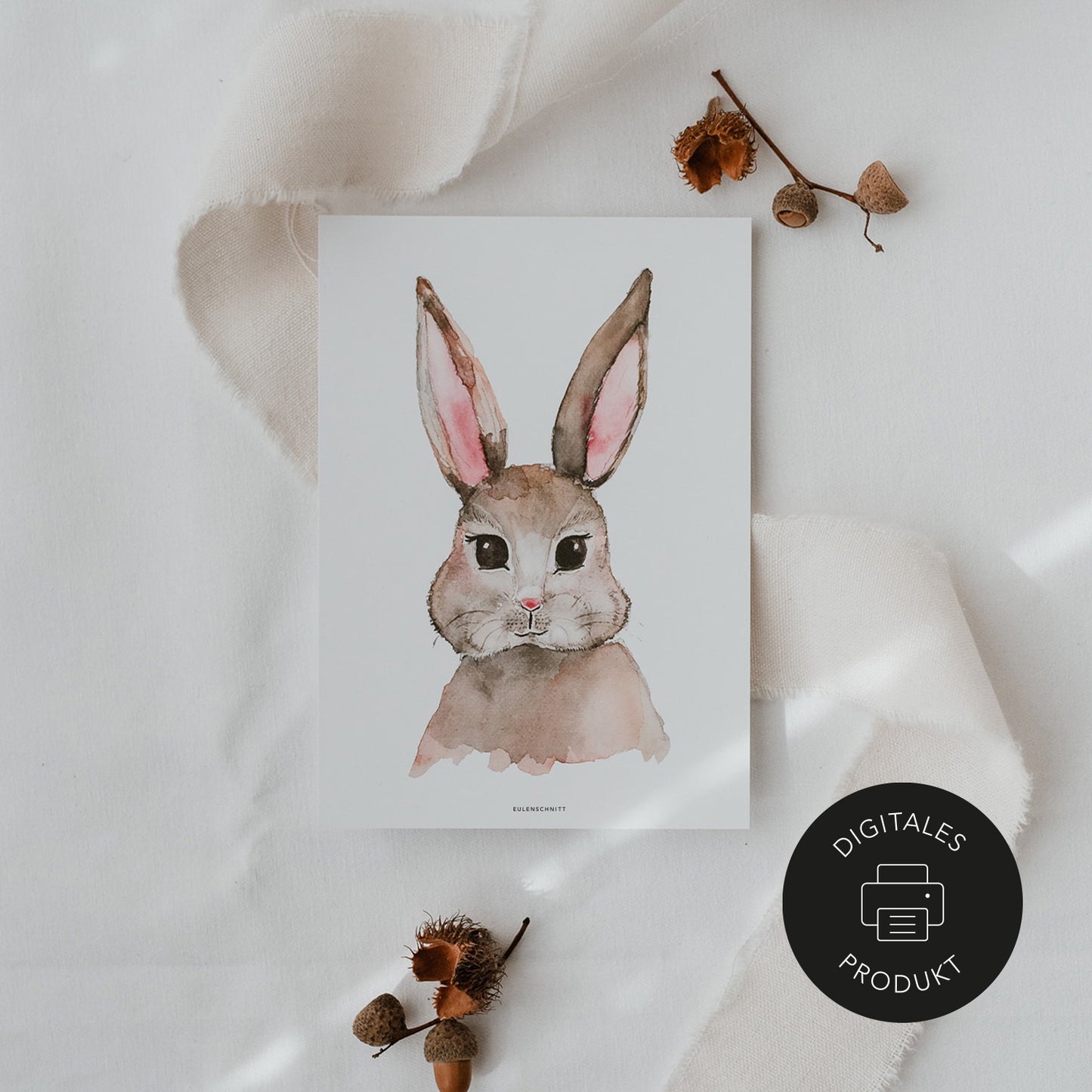 Digitales Hasenposter mit Walddeko auf Leinentuch – gekennzeichnet als digitales Produkt von Eulenschnitt.